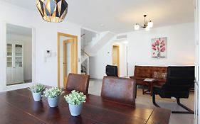Global Properties, Bonito adosado con jardin en la playa de Almarda